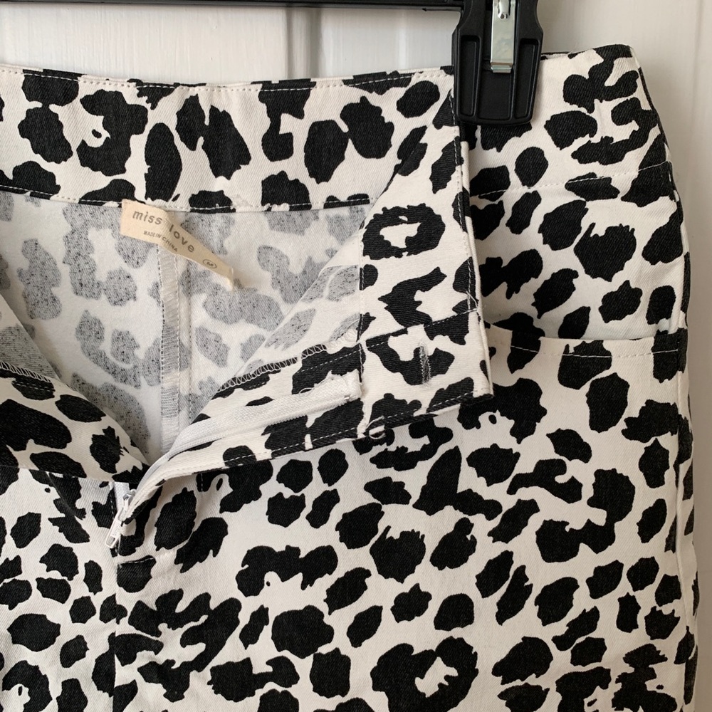 Black Leopard Print Mini Skirt 🐾 - Picture 4 of 4